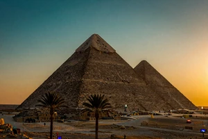 Egyptian Fortune Slot mit Pyramidensilhouette bei Sonnenuntergang - Pragmatic Play bei Cleobetra